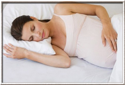 В какой позе спать беременным?