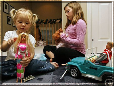 Почему девочки играют в куклы?
