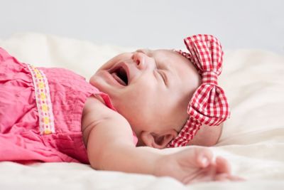 Почему новорожденный плачет, когда писает?